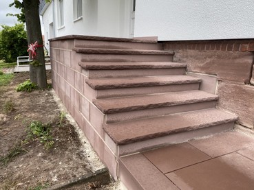 Wesersandstein Sandstein Treppe  Stellstufe bossiert Bodenplatten Sockel Verblender  - Helmer Naturstein GmbH.jpg